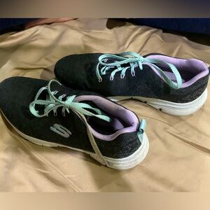 SKECHERS athletic shoes. Women’s size 7.5. VERY LITTLE WEAR!